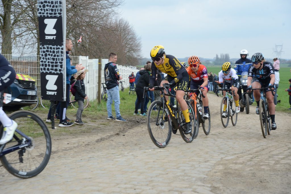 Paris-Roubaix 2023 : immersion avec le Stade Rochelais, petit poucet de la course