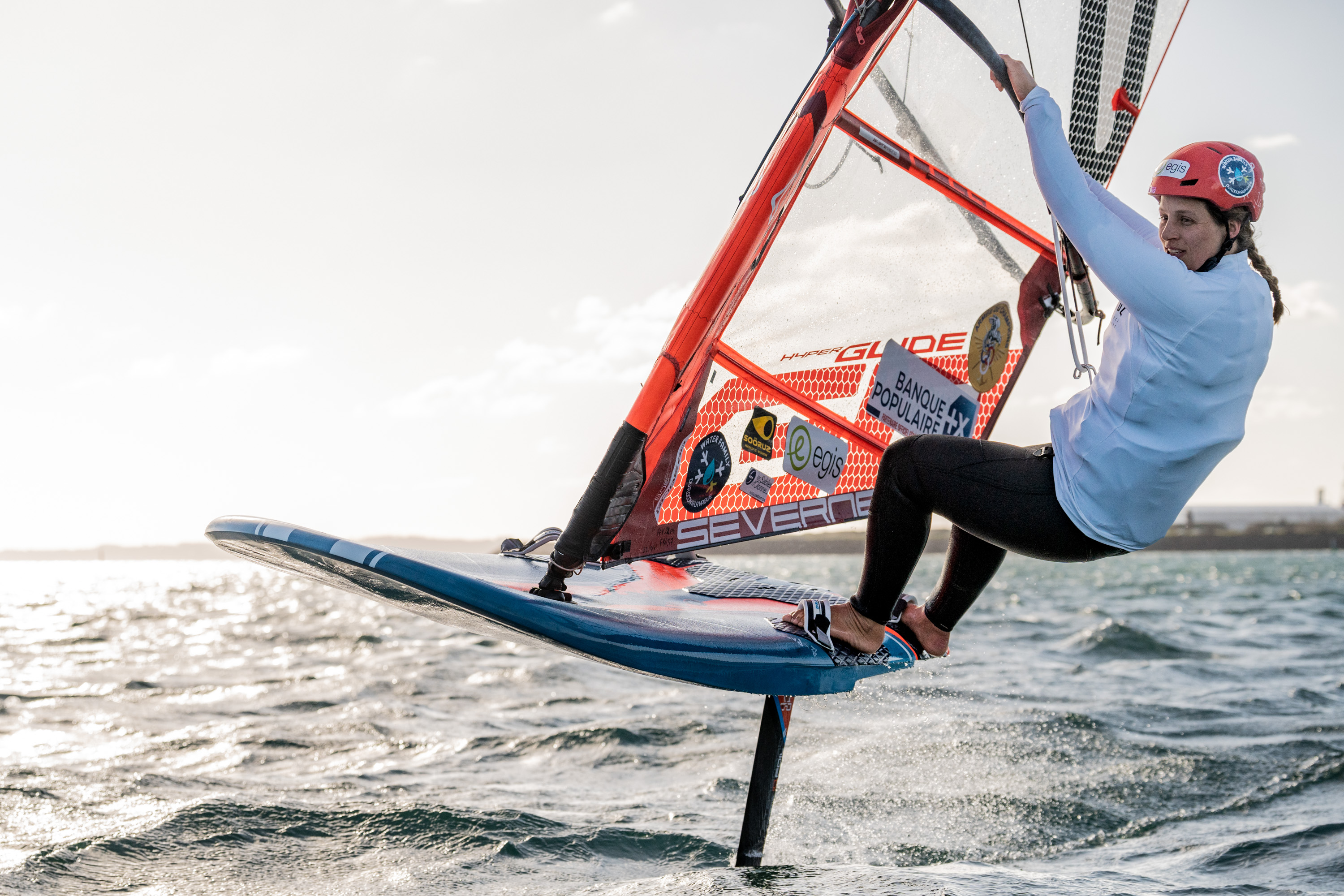 Avec sa planche à voile, Hélène Noesmoen vole sur les mers