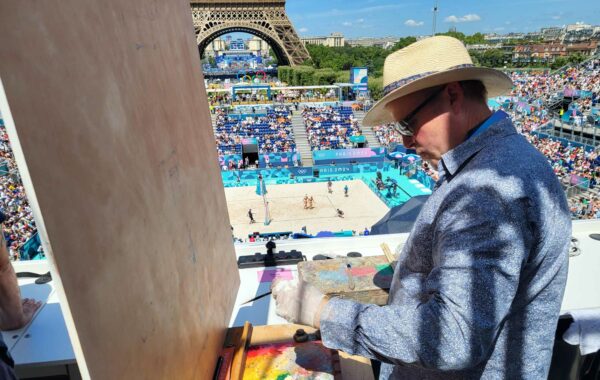 Peter Spens peint le beach-volley depuis le haut des tribunes du Stade de la Tour Eiffel/ crédit photo : Claire Smagghe