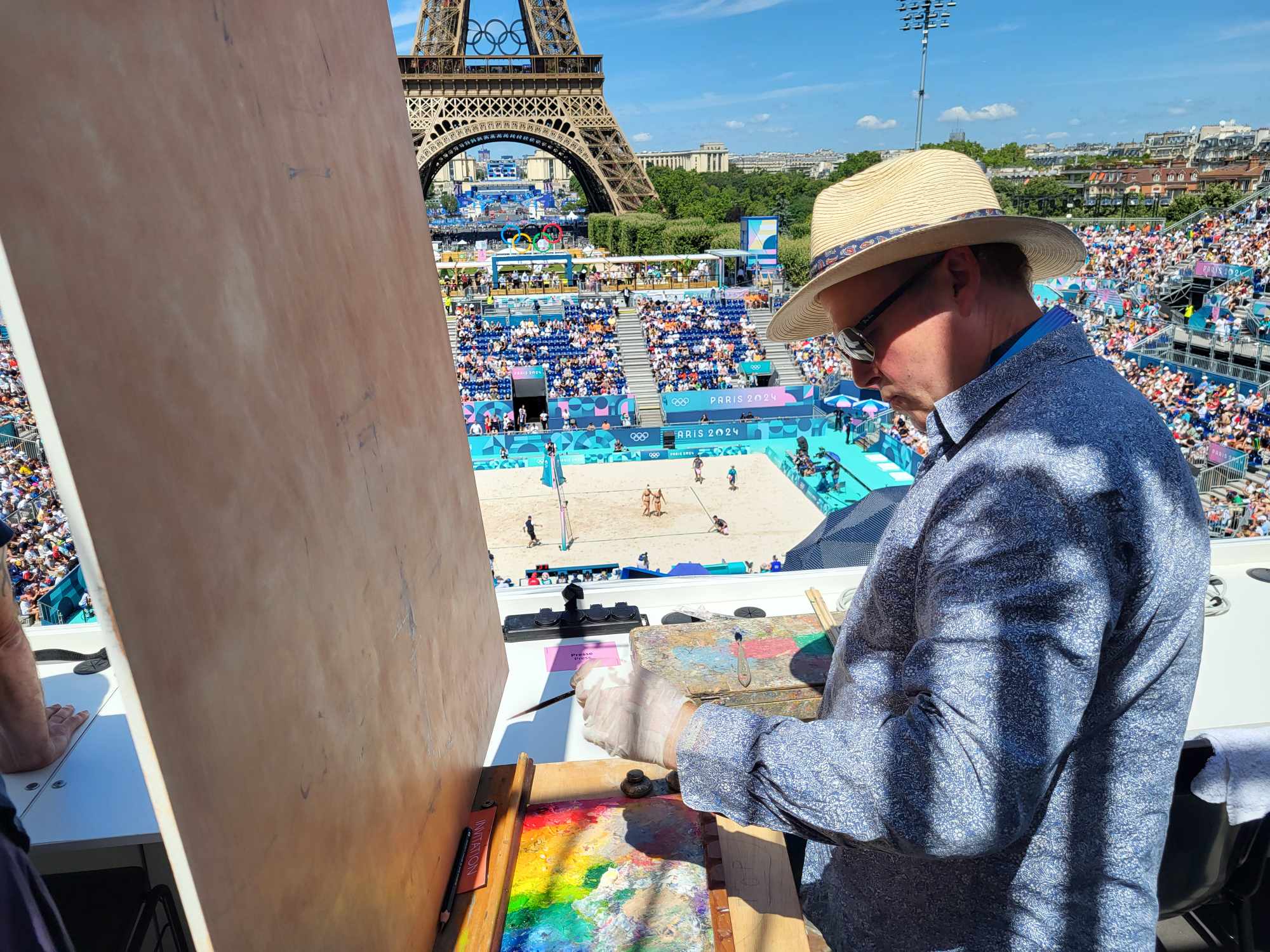 Peter Spens peint le beach-volley depuis le haut des tribunes du Stade de la Tour Eiffel/ crédit photo : Claire Smagghe