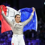 Sara Balzer célébre sa médaille d'argent des JO de Paris 2024 avec le public. @CNOSF/KMSP