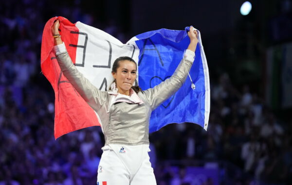 Sara Balzer célébre sa médaille d'argent des JO de Paris 2024 avec le public. @CNOSF/KMSP