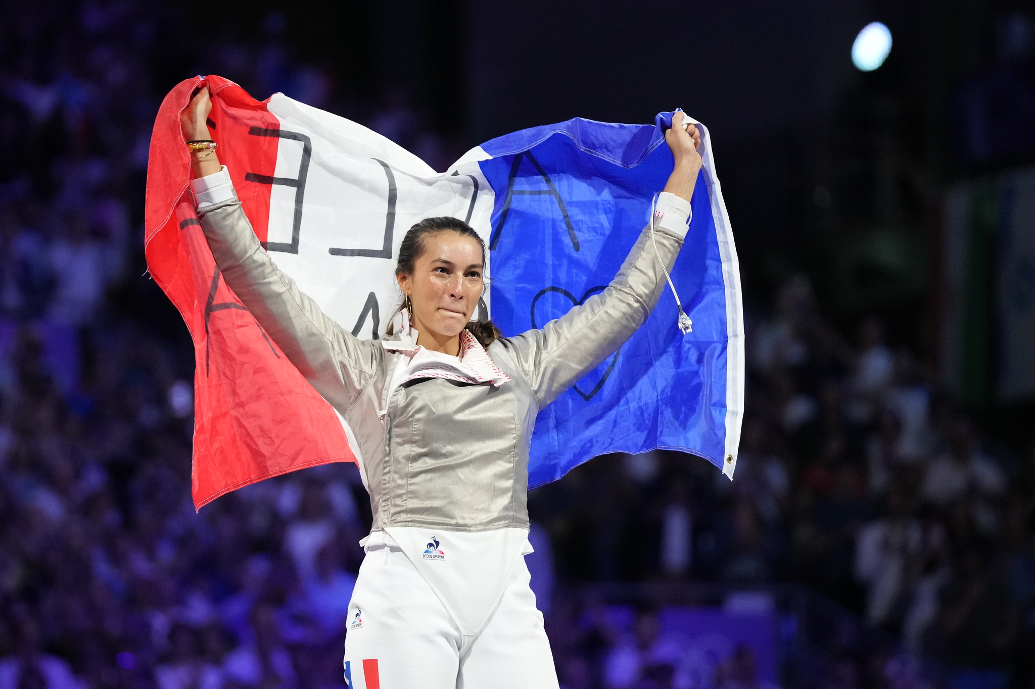 Sara Balzer célébre sa médaille d'argent des JO de Paris 2024 avec le public. @CNOSF/KMSP