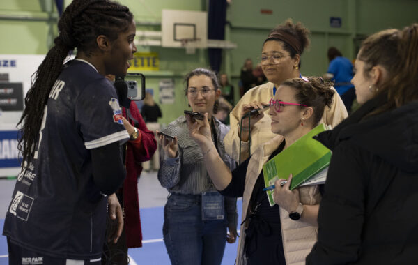 Les jeunes journalistes du programme Pas de Jeux sans Elles. Crédit Marie Lopez-Vivanco/FDJ