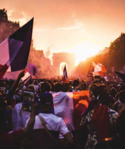 Sur les Champs Elysées, la foule se réunit pour célébrer la victoire de l'équipe de France