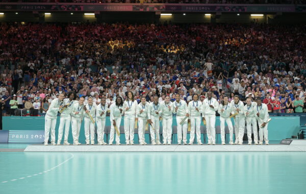 L'équipe de France de handball est médaillée d'argent des JO de Paris 2024. © CNOSF/KMSP