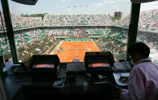 Un poste de commentateur tele sur le court Philippe Chatrier - 07.06.2006 - Roland Garros 2006 - Jour 11 - Photo : Dave Winter / Icon Sport - Photo by Icon Sport