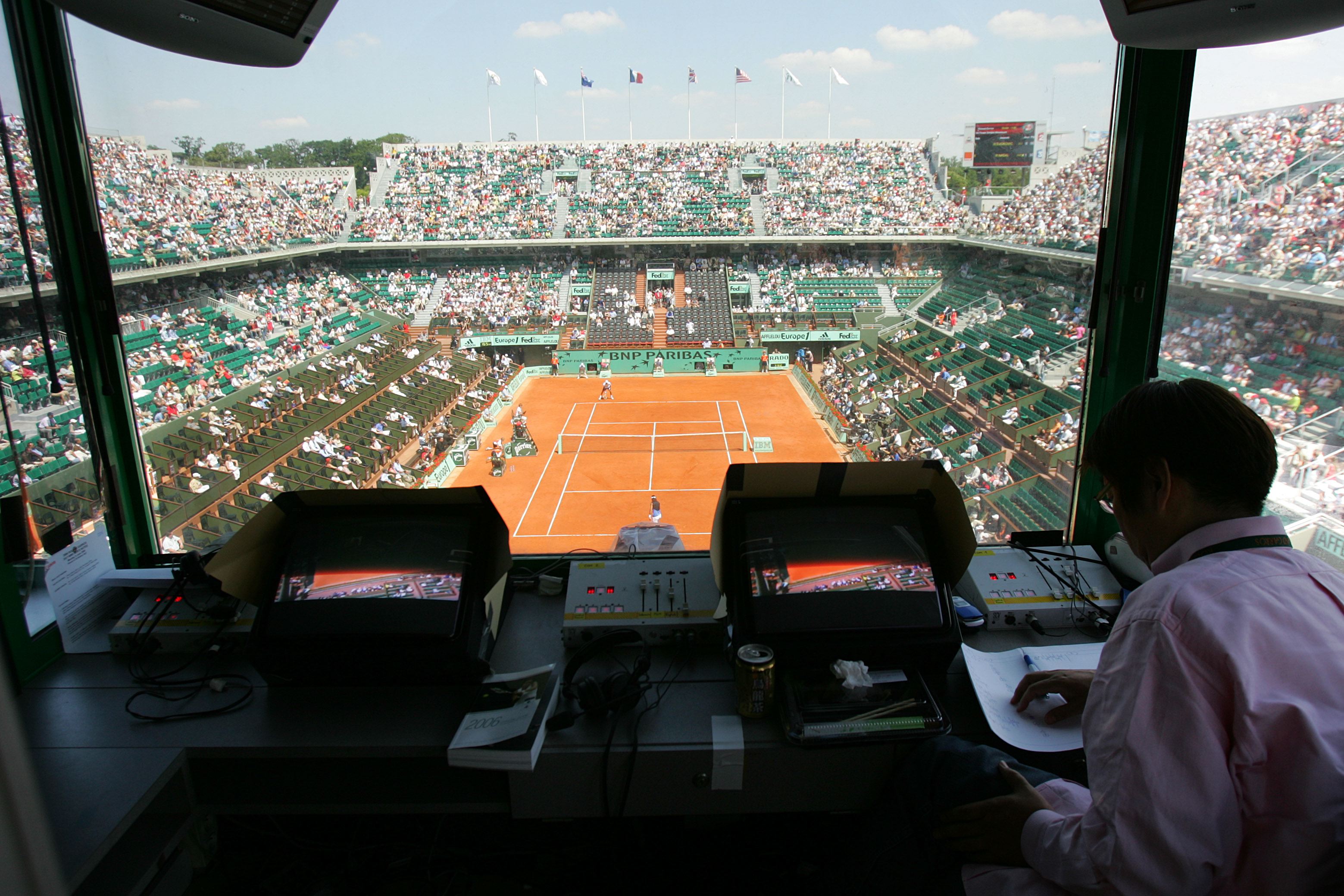 Un poste de commentateur tele sur le court Philippe Chatrier - 07.06.2006 - Roland Garros 2006 - Jour 11 - Photo : Dave Winter / Icon Sport - Photo by Icon Sport