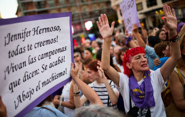 Des dizaines de personnes lors d'un rassemblement de soutien aux championnes du monde pour exiger un sport sans violence sexiste, à Callao, le 28 août 2023, à Madrid, Espagne. L'association Feminismos Madrid a appelé aujourd'hui à un rassemblement de soutien à l'équipe nationale féminine après ce qui s'est passé avec le président de la Fédération royale espagnole de football (RFEF), Luis Rubiales, suspendu de ses fonctions par la FIFA. Photo by Jesus Hellín/Europa Press/ABACAPRESS.COM Photo by Icon sport - Photo by Icon Sport