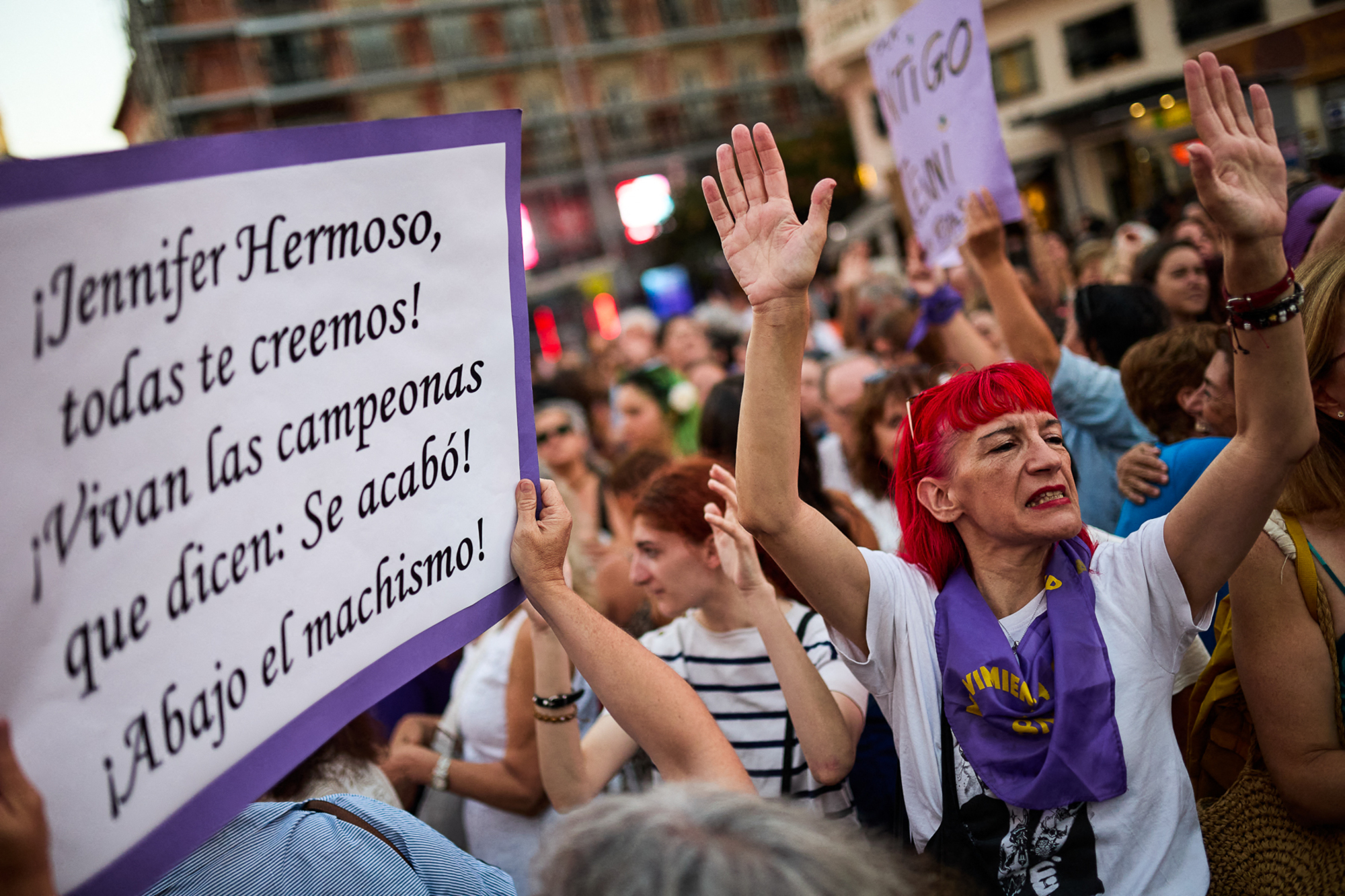 Des dizaines de personnes lors d'un rassemblement de soutien aux championnes du monde pour exiger un sport sans violence sexiste, à Callao, le 28 août 2023, à Madrid, Espagne. L'association Feminismos Madrid a appelé aujourd'hui à un rassemblement de soutien à l'équipe nationale féminine après ce qui s'est passé avec le président de la Fédération royale espagnole de football (RFEF), Luis Rubiales, suspendu de ses fonctions par la FIFA. Photo by Jesus Hellín/Europa Press/ABACAPRESS.COM Photo by Icon sport - Photo by Icon Sport