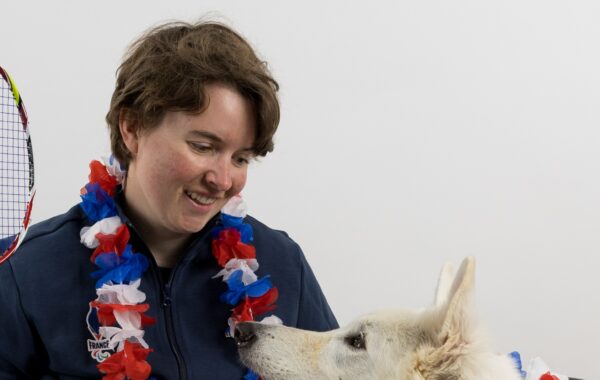 La para badiste Milena Surreau et Eugène son chien. ©Yohan NONOTTE / Badmintonphoto