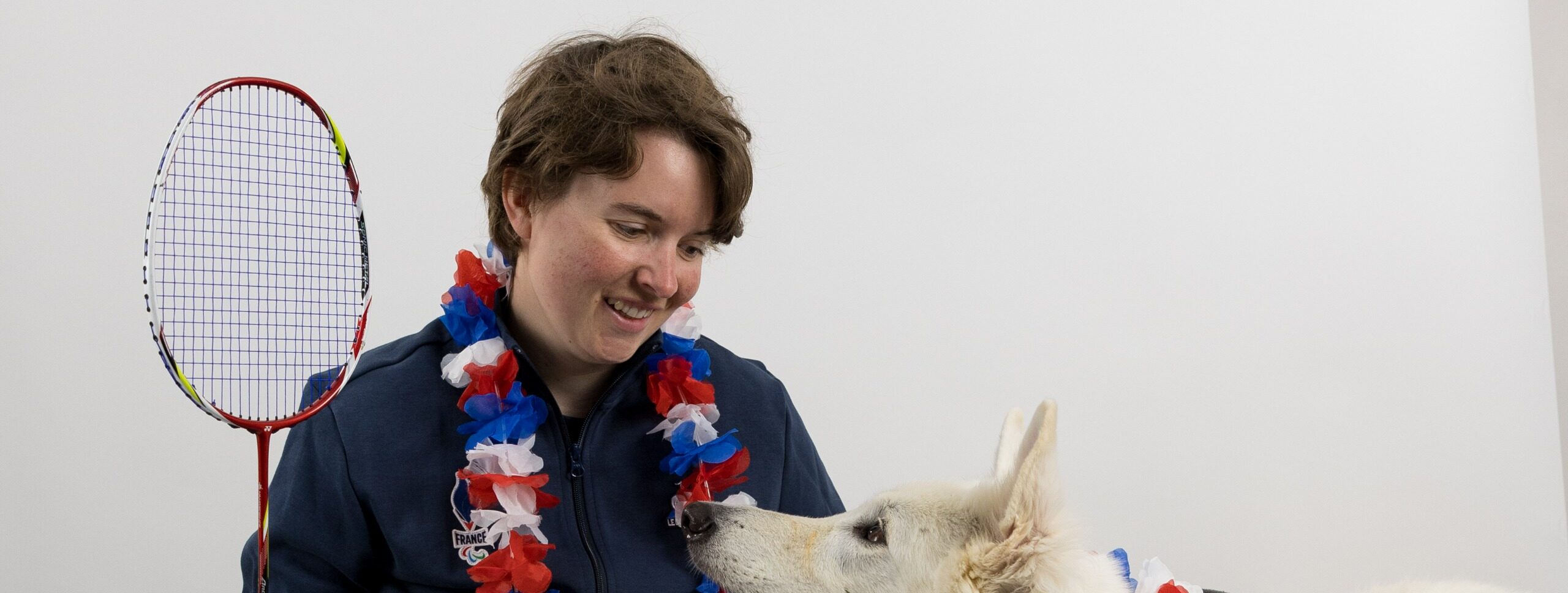 La para badiste Milena Surreau et Eugène son chien. ©Yohan NONOTTE / Badmintonphoto